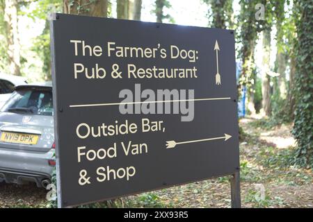 Der Farmer's Dog Pub, Jeremy Clarksons jüngstes Projekt, wurde am 23. August 2024 um 12.00 Uhr in Asthall, Oxfordshire, eröffnet Stockfoto