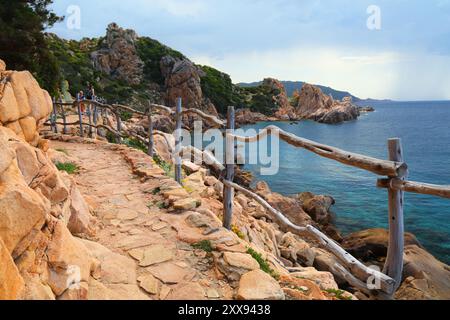 Weg zum Strand Li Cossi in Costa Paradiso auf Sardinien, Italien. Stockfoto
