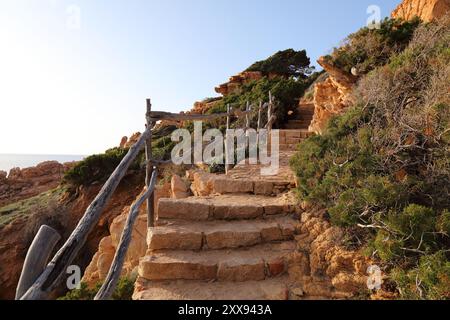 Weg zum Strand Li Cossi in Costa Paradiso auf Sardinien, Italien. Stockfoto