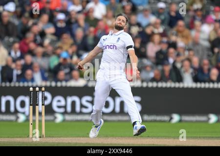 Manchester, Großbritannien. August 2024. Chris Woakes of England Bowls während des England Men vs Sri Lanka 1st Rothesay Test Match Day 3 in Old Trafford, Manchester, Vereinigtes Königreich, 23. August 2024 (Foto: Craig Thomas/News Images) in Manchester, Vereinigtes Königreich am 23. August 2024. (Foto: Craig Thomas/News Images/SIPA USA) Credit: SIPA USA/Alamy Live News Stockfoto