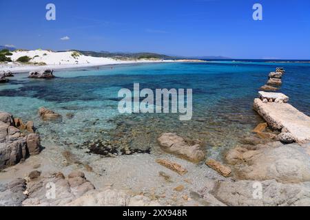 Wunderschöne Küste Sardiniens, Italien. Capo Comino Strand auf Sardinien. Stockfoto