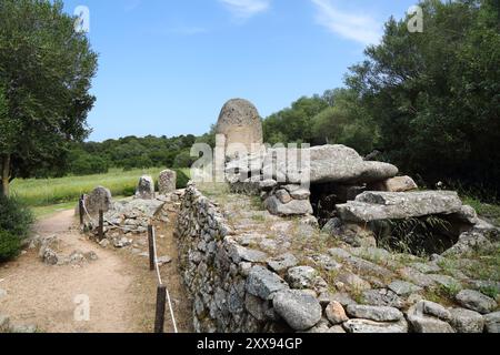 Riesen-Grab auf Sardinien, Italien. Grabmal von Coddu Vecchiu bei Arzachena. Bronzezeit-Megalith und Stele. Stockfoto