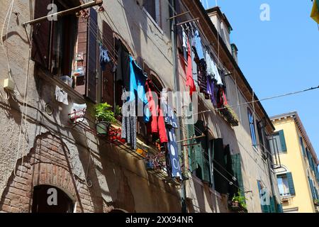 Waschsalon in Venedig, Italien. Kleidung trocknet an sonnigen Tagen. Stockfoto