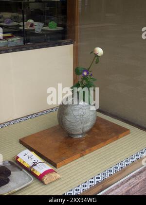 Kameya Yoshinaga 亀屋良永. Japanische Süßigkeiten kaufen in kyoto Stockfoto