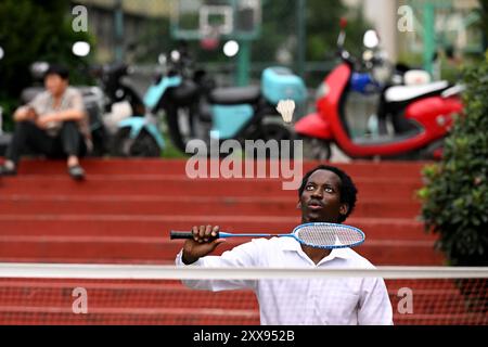 (240823) – HEFEI, 23. August 2024 (Xinhua) – Gatera spielt Badminton auf dem Campus der Anhui Agricultural University in Hefei, ostchinesischer Provinz Anhui, 13. August 2024. Gatera, ein 31-jähriger Ruanda, ist Doktorand an der Landwirtschaftsuniversität Anhui und spezialisiert sich auf Maiszucht. 2019 kam Gatera in Hefei in der Provinz Anhui an, um mit Unterstützung eines chinesischen Staatsstipendiums einen Masterabschluss zu absolvieren und setzte seither sein Doktorstudium an der Universität fort. Während der Sommerferien behielten sich Gatera und seine Klassenkameraden im Labor, indem sie Pollen beobachteten Stockfoto