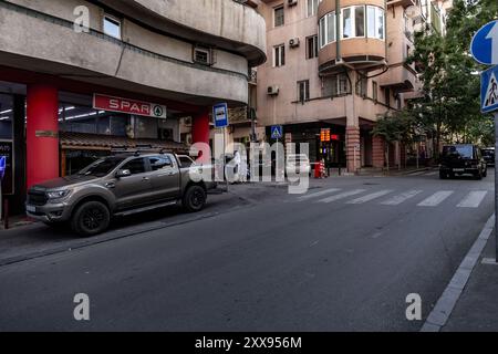 Tiflis, Georgien - 14. August 2024: Straßenblick und traditionelle Architektur in Tiflis, der Hauptstadt Georgiens. Stockfoto