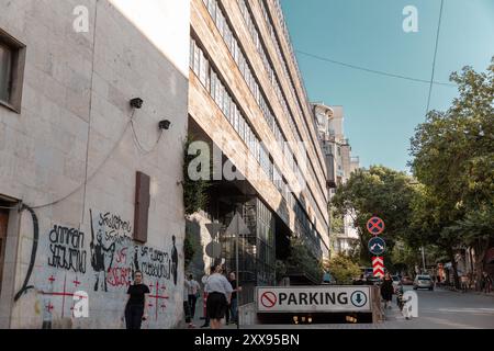 Tiflis, Georgien - 14. August 2024: Straßenblick und traditionelle Architektur in Tiflis, der Hauptstadt Georgiens. Stockfoto