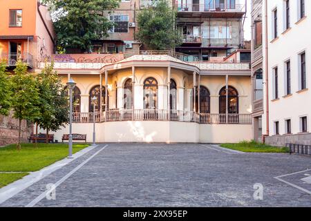 Tiflis, Georgien - 14. August 2024: Straßenblick und traditionelle Architektur in Tiflis, der Hauptstadt Georgiens. Stockfoto