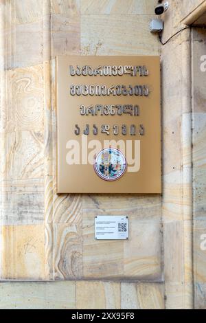 Tiflis, Georgien - 14. August 2024: Zeichen der Georgischen Nationalen Akademie der Wissenschaften in Tiflis, Georgien. Stockfoto