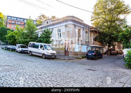 Tiflis, Georgien - 14. August 2024: Straßenblick und traditionelle Architektur in Tiflis, der Hauptstadt Georgiens. Stockfoto