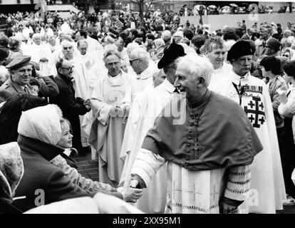 KARDINAL BASIL HUME SPAZIERT UNTER DEN MENSCHENMASSEN AN DER RÖMISCH-KATHOLISCHEN FREILUFTMESSE, GUILDHALL SQUARE, PORTSMOUTH, 1983 PIC MIKE WALKER 1983 Stockfoto