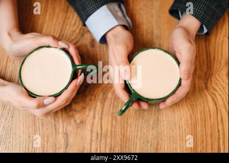 Zwei Tassen Kaffee in den Händen des Brautpaares. Hochwertige Fotos Stockfoto