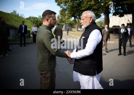 Kiew, Ukraine. August 2024. Der ukrainische Präsident Wolodymyr Zelenskyj begrüßt den indischen Premierminister Narendra Modi am Freitag, den 23. August 2024 in Kiew, Ukraine. Die beiden Führungspersönlichkeiten begannen den Besuch mit einer Hommage an die Kinder, die infolge der bewaffneten Aggression Russlands ihr Leben verloren hatten. Foto über Pressestelle des ukrainischen Präsidenten/UPI Credit: UPI/Alamy Live News Stockfoto