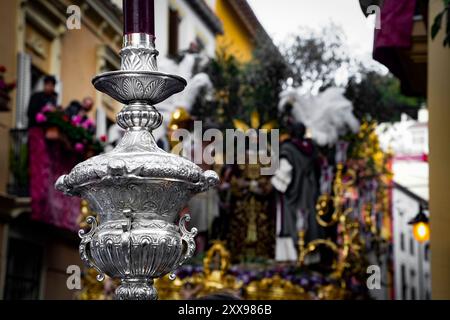 Malaga, Andalusien, Spanien. Parade der Bruderschaft RESCATE für Semana Santa in der Calle Agua in Malaga. März 2024 Stockfoto