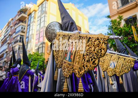 Malaga, Andalusien, Spanien. Parade der Bruderschaft RESCATE für Semana Santa in der Calle Agua in Malaga. März 2024 Stockfoto