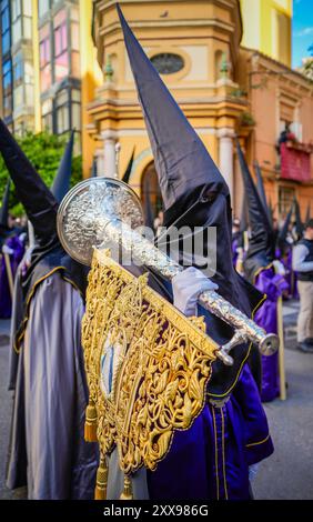 Malaga, Andalusien, Spanien. Parade der Bruderschaft RESCATE für Semana Santa in der Calle Agua in Malaga. März 2024 Stockfoto