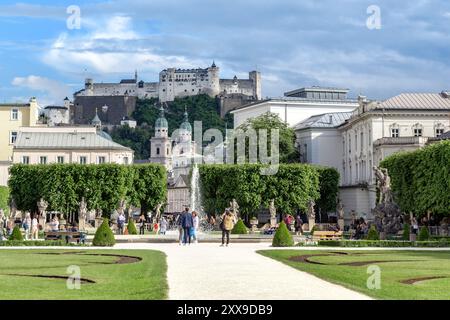 SALZBURG, ÖSTERREICH - 24. MAI 2024: Dies ist ein Blick auf das Schloss Hohensalzburg vom Mirabellpark. Stockfoto