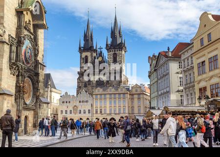 PRAG, TSCHECHISCH - 26. OKTOBER 2023: Dies ist ein Blick auf den Altstädter Ring mit dem Tyn-Tempel vom Uhrturm des Rathauses. Stockfoto