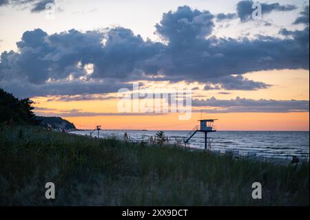 28.07.2024, Heringsdorf, Usedom, Mecklenburg-Vorpommern, Deutschland, Europa - Tuerme der Badeaufsicht zeichnen sich bei Sonnenuntergang am Strand des Seebades Heringsdorf auf der beliebten deutschen Urlaubsinsel Usedom an der Ostsee gegen den Abendhimmel ab. *** 28 07 2024, Heringsdorf, Usedom, Mecklenburg-Vorpommern, Deutschland, Europa Türme der Badeanstalt heben sich bei Sonnenuntergang am Strand des Seebades Heringsdorf auf der beliebten deutschen Urlaubsinsel Usedom an der Ostsee am Abendhimmel ab Stockfoto