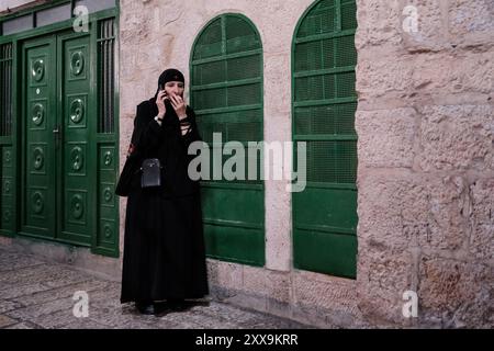 Eine Nonne im Christlichen Viertel der Altstadt von Jerusalem. Stockfoto