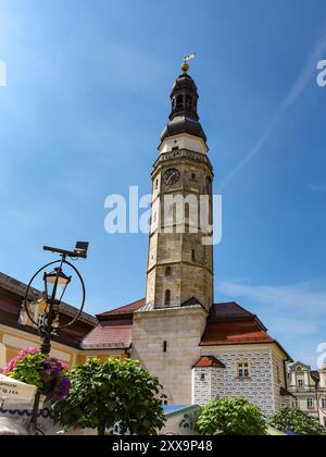 Boleslawiec, Polen - 17. August 2024: Marktplatz der Altstadt während eines traditionellen Töpferfestes. Stockfoto