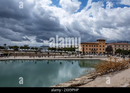 Palma de Mallorca, Spanien - 24. April 2024: Blick auf die Küste und die Seepromenade. Stockfoto