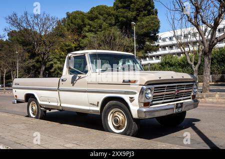 Puerto D'Alcudia, Mallorca, Spanien - 23. April 2024: Oldtimer Ford Ranger 390 parkt auf der Straße. Stockfoto