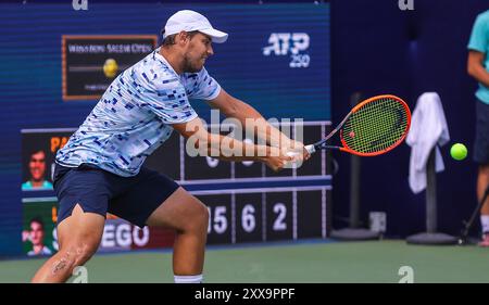 22. August 2024: Pavel Kotov trifft den Ball gegen Lorenzo Sonego Winston-Salem Open, ATP Tour, Wake Forest Tennis Complex, Winston Salem, North Carolina. David Beach/CSM Stockfoto