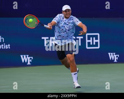 22. August 2024: Pavel Kotov trifft den Ball gegen Lorenzo Sonego Winston-Salem Open, ATP Tour, Wake Forest Tennis Complex, Winston Salem, North Carolina. David Beach/CSM Stockfoto