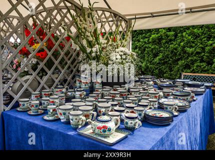 Boleslawiec, Polen - 17. August 2024: Traditionelle, handgemachte polnische Keramik beim Keramikfest auf dem Altstadtmarkt. Stockfoto