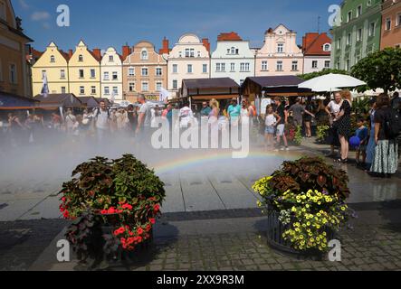 Boleslawiec, Polen - 17. August 2024: Marktplatz der Altstadt während eines traditionellen Töpferfestes. Stockfoto