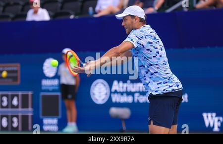 22. August 2024: Pavel Kotov trifft den Ball gegen Lorenzo Sonego Winston-Salem Open, ATP Tour, Wake Forest Tennis Complex, Winston Salem, North Carolina. David Beach/CSM Stockfoto