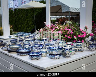 Boleslawiec, Polen - 17. August 2024: Traditionelle, handgemachte polnische Keramik beim Keramikfest auf dem Altstadtmarkt. Stockfoto