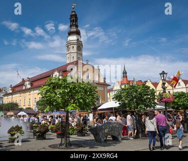 Boleslawiec, Polen - 17. August 2024: Marktplatz der Altstadt während eines traditionellen Töpferfestes. Stockfoto