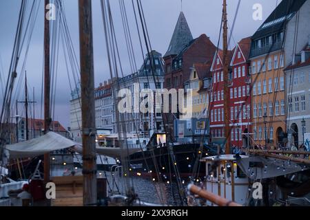 Boote im Hafen von Nyhavn an einem Overcas-Tag in Kopenhagen, Dänemark Stockfoto