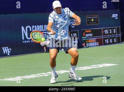22. August 2024: Pavel Kotov trifft den Ball gegen Lorenzo Sonego Winston-Salem Open, ATP Tour, Wake Forest Tennis Complex, Winston Salem, North Carolina. David Beach/CSM Stockfoto
