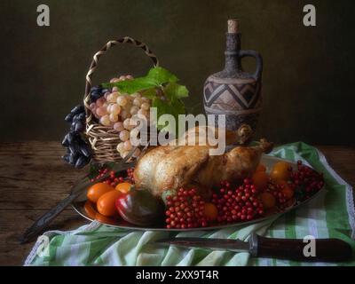 Stillleben in der Küche mit gegrilltem Huhn Stockfoto