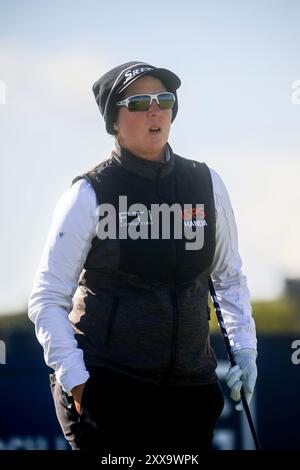 23. August 2024; Old Course in St Andrews, St Andrews, Fife, Schottland; AIG Womens Open Golf, Runde 2; Ashleigh Buhai aus Südafrika auf dem Fairway des zweiten Lochs des Old Course, St Andrews Links während der zweiten Runde der AIG Women's Open Stockfoto