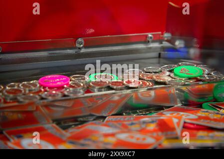 Classic Arcade: Spielautomat voller Münzen Stockfoto