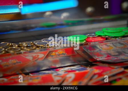 Classic Arcade: Spielautomat voller Münzen 3 Stockfoto