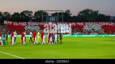 Ulm, Deutschland. August 2024. firo: 16.08.2024, Fußball, DFB-Pokal, Pokal, Saison 2024/2025, 1. Runde, SSV Ulm - FC Bayern München Choreo der Bayern Fans Credit: dpa/Alamy Live News Stockfoto