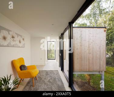 Blick durch den Korridor oben auf die Kinderzimmer. Serenity - Scawby Brook, Scawby Brook, Großbritannien. Architekt: Kelly und Macpherson AR Stockfoto