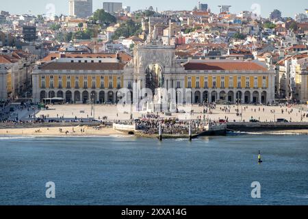 Luftaufnahme der Praca do Comercio (Terreiro do Paco) Commerce Plaza, im Zentrum von Lissabon, Portugal, am Ufer des Tejo, 16. April 2924 Stockfoto