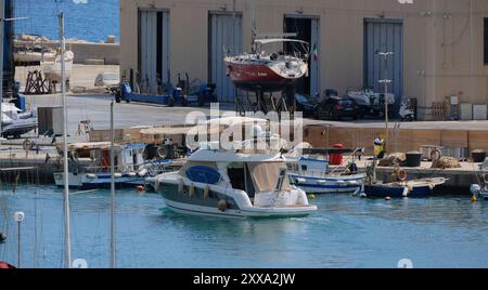 Italien, Sizilien, Mittelmeer, Marina di Ragusa (Provinz Ragusa); 23. August 2024, Mann auf einer Luxusyacht im Hafen - EDITORIAL Stockfoto