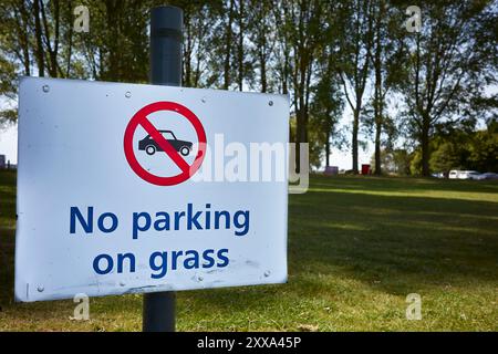 Hinweis „kein Parken auf dem Gras“ am Rutland Water Reservoir, England. Stockfoto