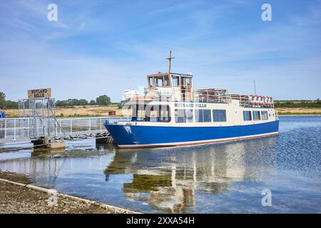 Das Rutland Belle Kreuzfahrtschiff liegt an einem Anlegesteg am Rutland Water Reservoir in England an einem Sommertag. Stockfoto