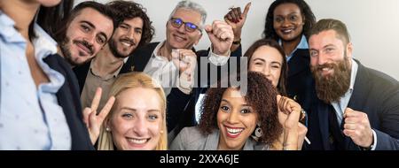 Horizontales Banner oder Header mit aufgeregtem Business-Team, das zusammen mit Lächeln und erhobenen Fäusten feiert und die Energie eines erfolgreichen Collabo einfängt Stockfoto