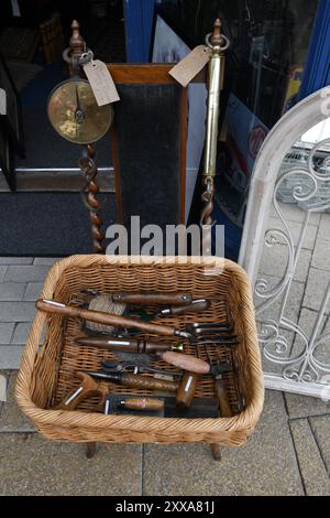 Korb mit alten Werkzeugen Stockfoto