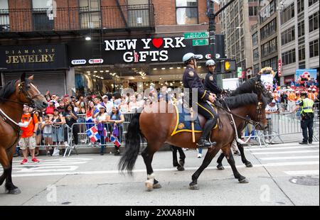 Dominican Day Parade: NYPD-Offiziere führen die Dominican Day Parade auf der 6th Avenue in Midtown Manhattan, New York City. Stockfoto