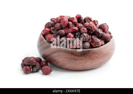 Trockene Beere Rose Hüften in Holzschale isoliert auf weißem Hintergrund Stockfoto